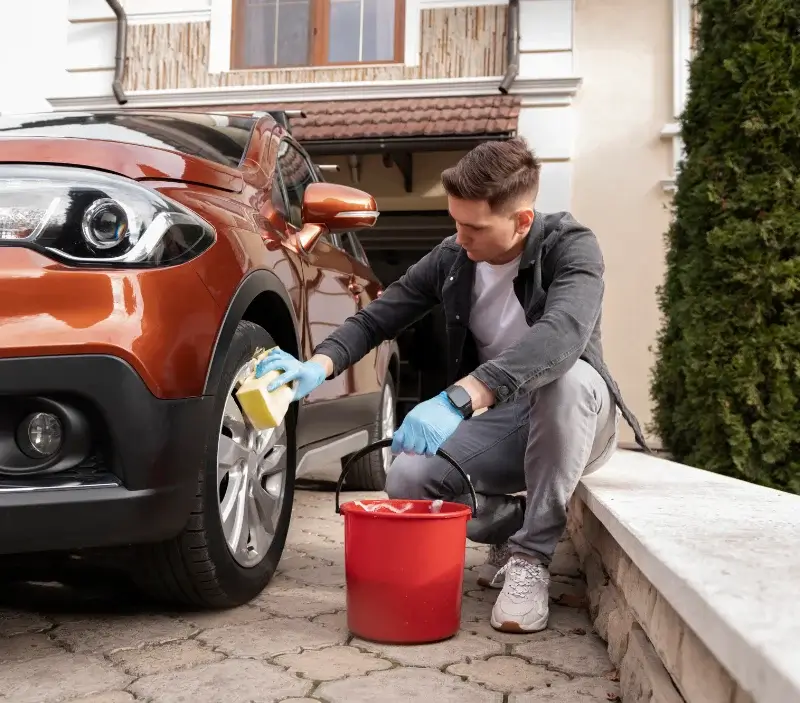 Lavage auto à domicile Sète : professionnel intervenant sur un véhicule